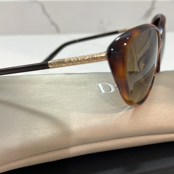 Brand new Christian Dior Havana sunglasses. Never worn. - Picture 2 of 7